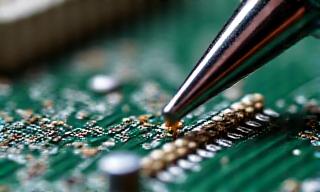 Scheda madre in riparazione con componenti delicati